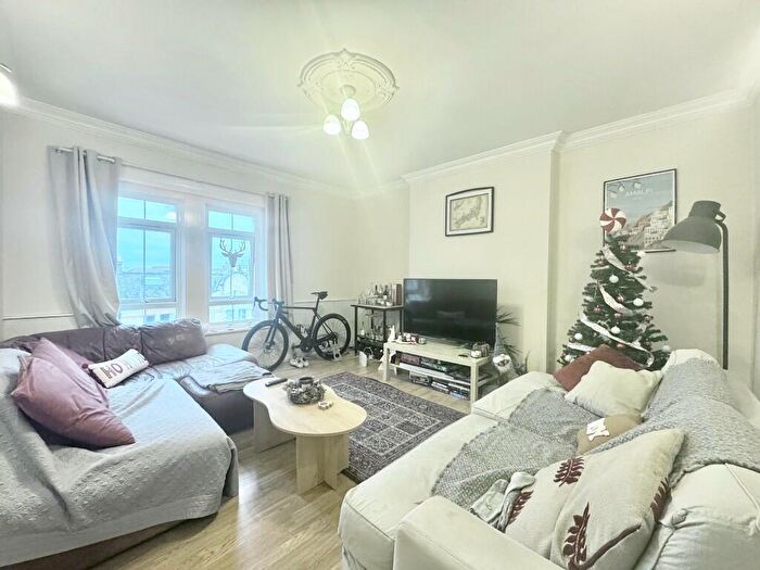 3 Bedroom Apartment To Rent In Ouseley Road, London, SW12