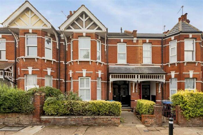 3 Bedroom Flat To Rent In Temple Road, London, NW2