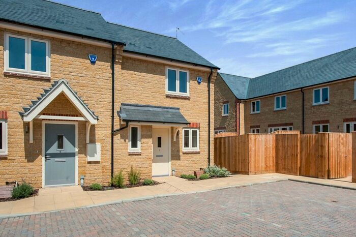 3 Bedroom Semi-Detached House To Rent In Mercer Gardens, Faringdon, SN7