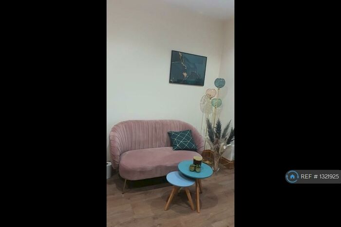 1 Bedroom Flat To Rent In Pen-Y-Lan Road, Cardiff, CF23