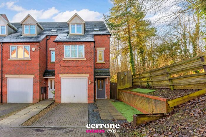 3 Bedroom End Of Terrace House For Sale In Hedgerow Close, Greenlands, Redditch, B98