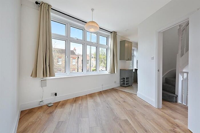 2 Bedroom Flat To Rent In Merton Park Parade, London, SW19