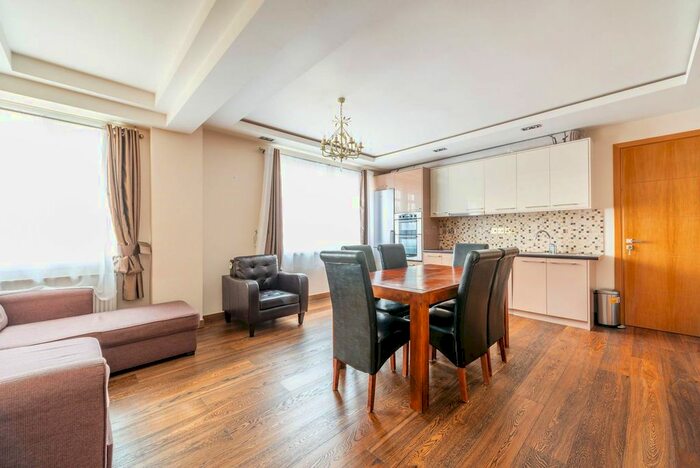 2 Bedroom Flat For Sale In Vicarage Gate, Kensington, London, W8