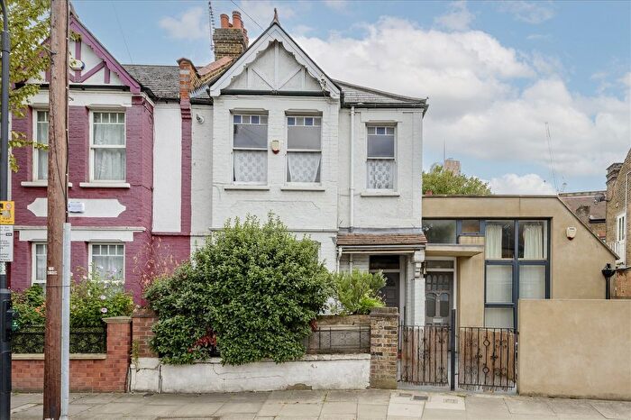 3 Bedroom Flat For Sale In Caverswall Street, Shepherd's Bush, W12