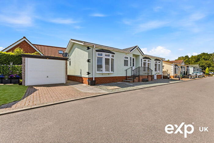 2 Bedroom Park Home For Sale In Fairfield Park, Ollerton, NG22