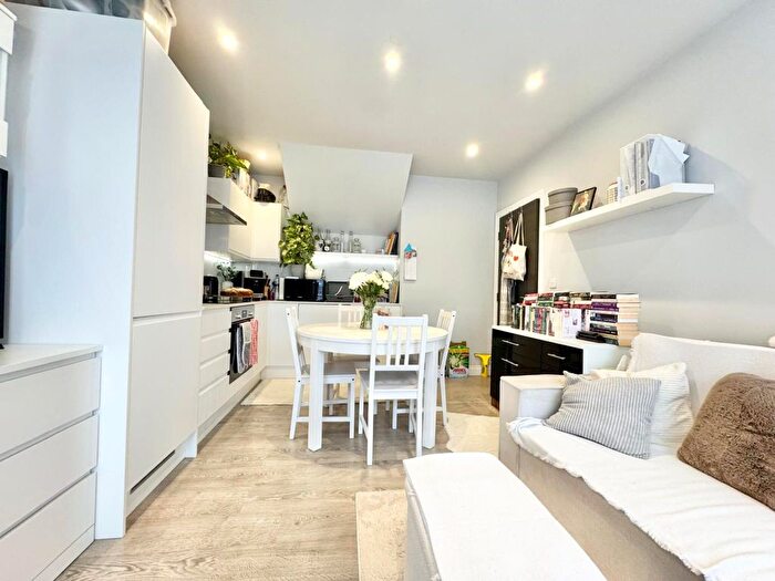 2 Bedroom Flat To Rent In Hill Road, Sutton, SM1