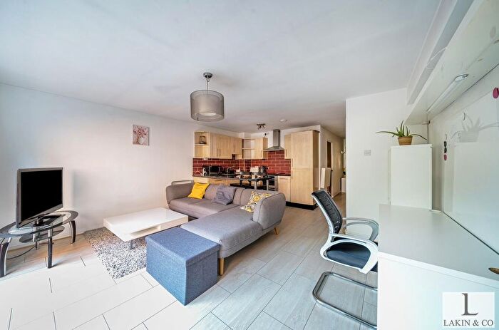 1 Bedroom Flat For Sale In Cumbrian Way, Uxbridge, UB8