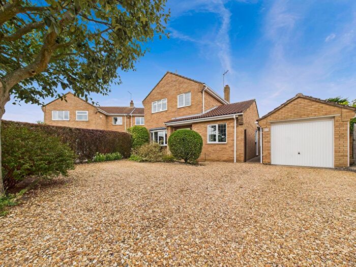 3 Bedroom Detached House For Sale In Mountbatten Avenue, Yaxley, PE7