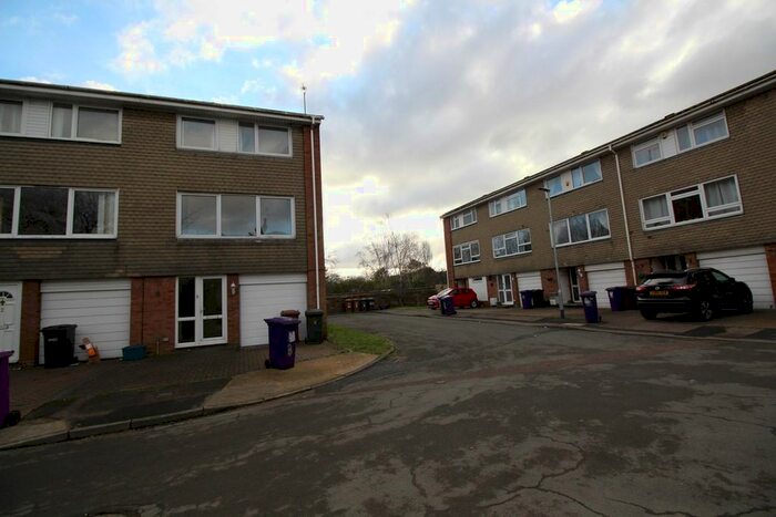4 Bedroom Town House To Rent In Firs Close, Hitchin, SG5
