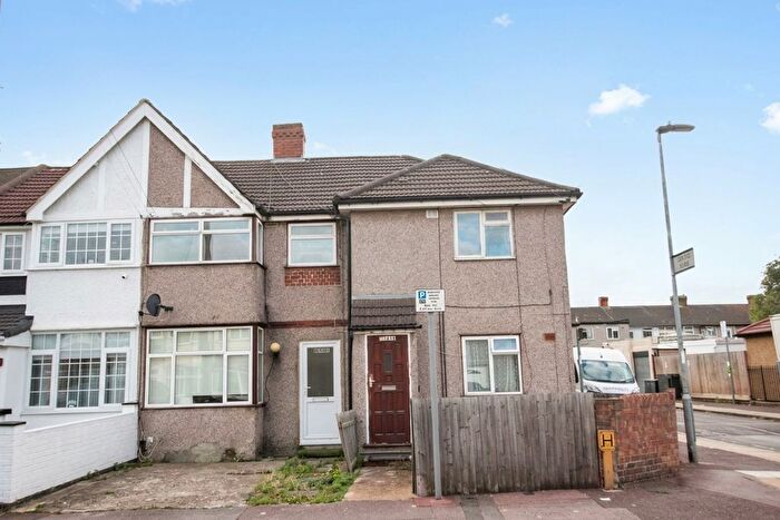 1 Bedroom Flat To Rent In Third Avenue, Dagenham, RM10