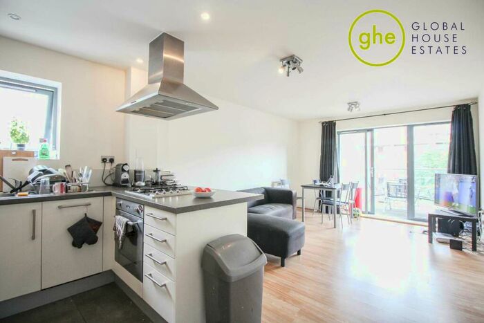 3 Bedroom Flat To Rent In C English Street, Bow, London, E3