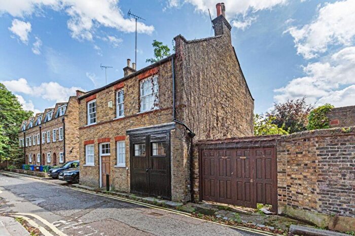 3 Bedroom House To Rent In Graces Mews, Camberwell, London, SE5