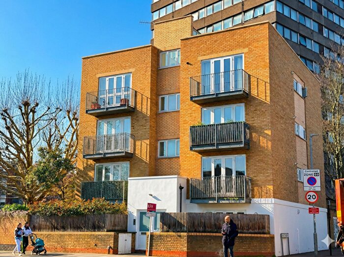 2 Bedroom Flat To Rent In London, SW11