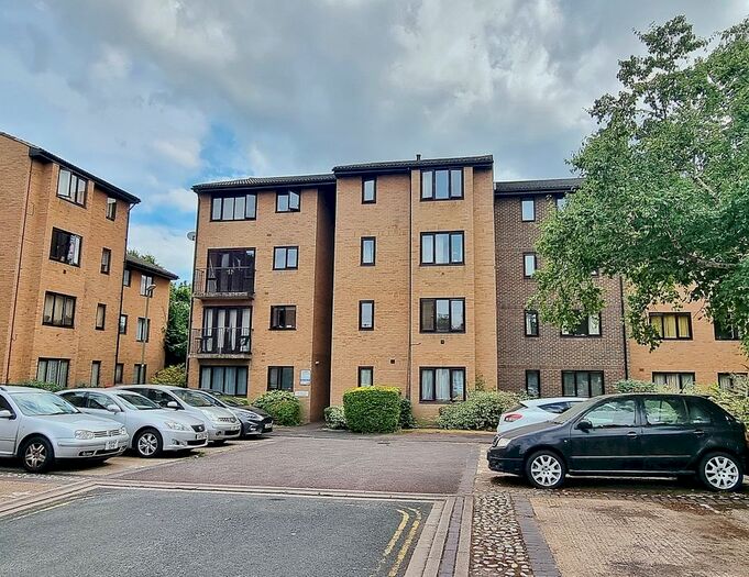 2 Bedroom Flat To Rent In The Rowans, Woking, GU22