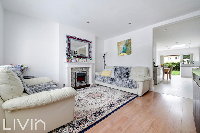 3 Bedroom End Of Terrace House For Sale In Bates Crescent, Croydon, CR0