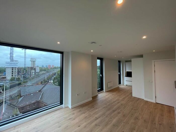 2 Bedroom Flat To Rent In Aspin Lane, Manchester, M4