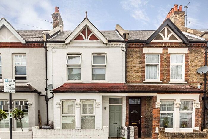 2 Bedroom Flat To Rent In Lydden Grove, London, SW18