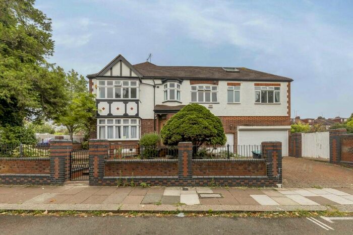 6 Bedroom House To Rent In The Drive, London, N11