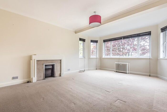 3 Bedroom Flat To Rent In Sheen Court, Richmond, TW10