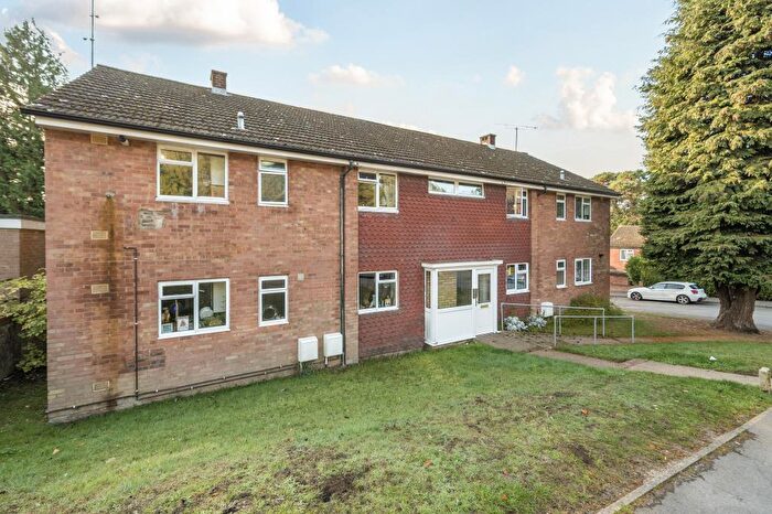 2 Bedroom Flat For Sale In Lightwater, Surrey, GU18