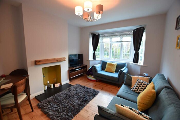 2 Bedroom Flat To Rent In Ditton Lawn, Thames Ditton, KT7