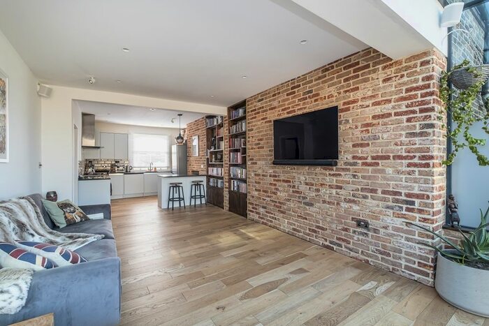 3 Bedroom Flat To Rent In St. John's Hill, London, SW11
