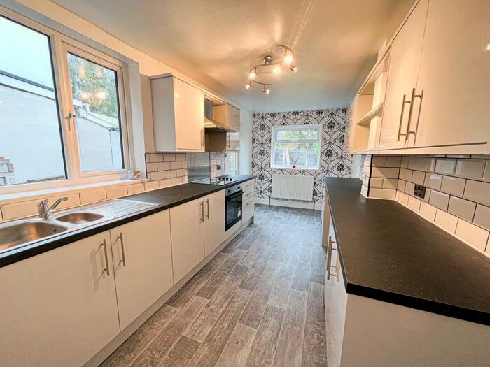 3 Bedroom Semi-Detached House To Rent In Leonard Crescent, Scunthorpe, DN15