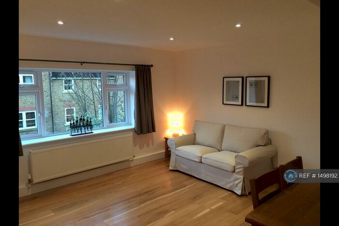 2 Bedroom Flat To Rent In Dolphin Close, Surbiton, KT6