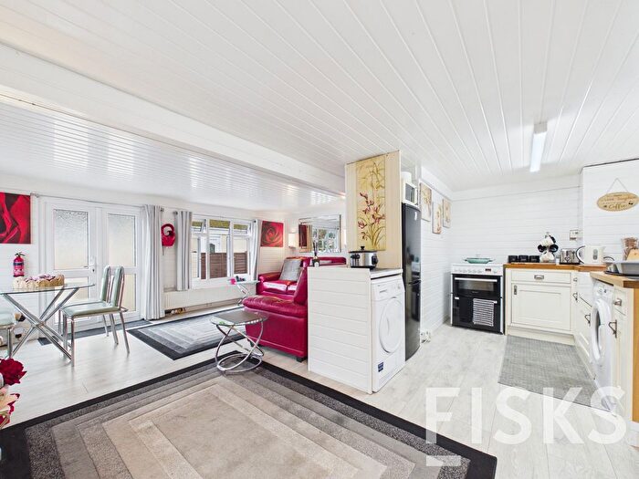 2 Bedroom Mobile/park Home For Sale In Kingsleigh Park Homes, Benfleet, SS7