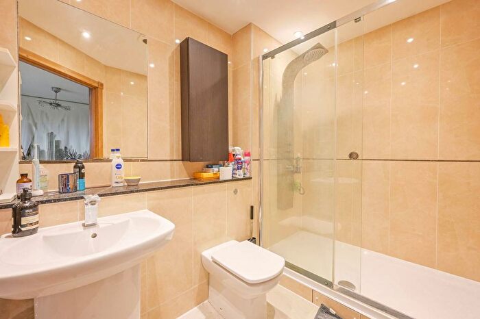 2 Bedroom Flat For Sale In Pancras Way, Bow, London, E3