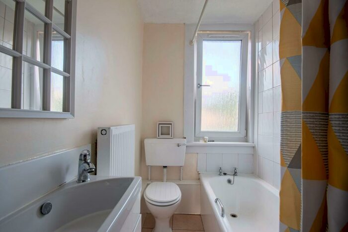 2 Bedroom Flat To Rent In Prestonfield Avenue Prestonfield, EH16