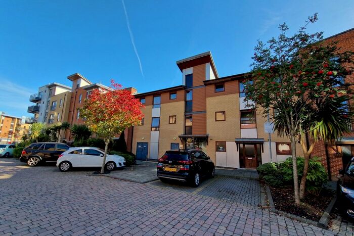 1 Bedroom Flat To Rent In Commonwealth Drive, Three Bridges, Crawley, West Sussex, RH10