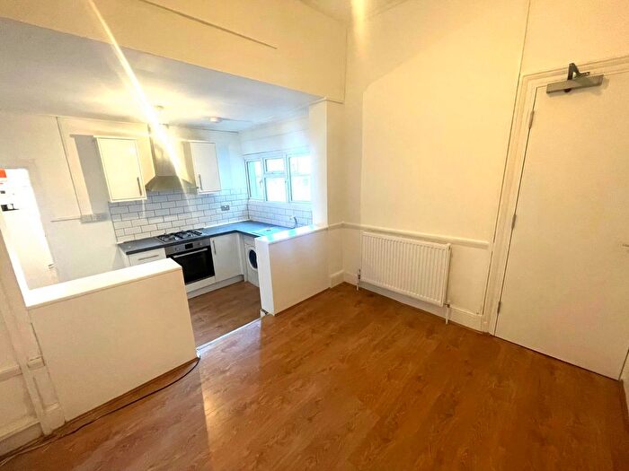 3 Bedroom Flat To Rent In Plender Street, Camden, NW1