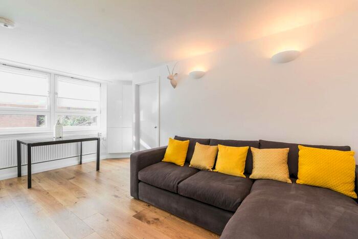 2 Bedroom Flat To Rent In Upper Dartrey Walk, Chelsea, London, SW10