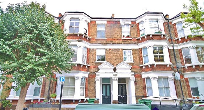 3 Bedroom Flat To Rent In College Place, London, NW1