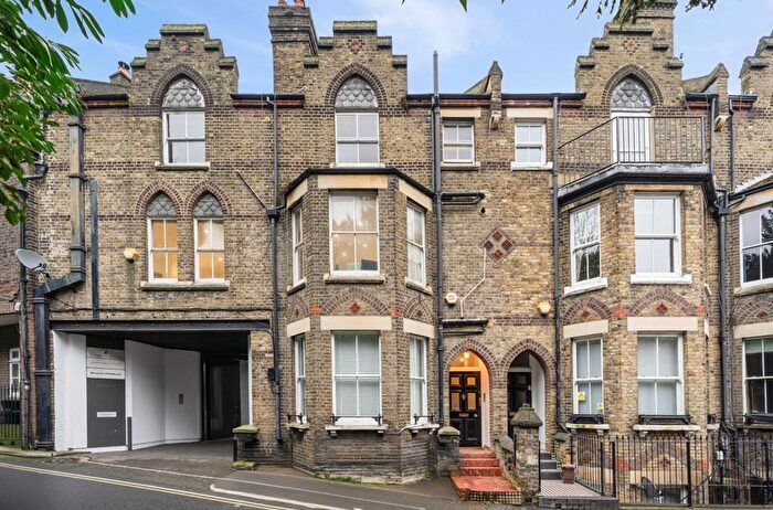 3 Bedroom Apartment To Rent In Branch Hill, Hampstead, London, NW3