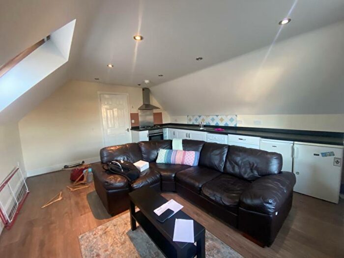 1 Bedroom Flat To Rent In Flat, Roundhay Road, Leeds, LS8