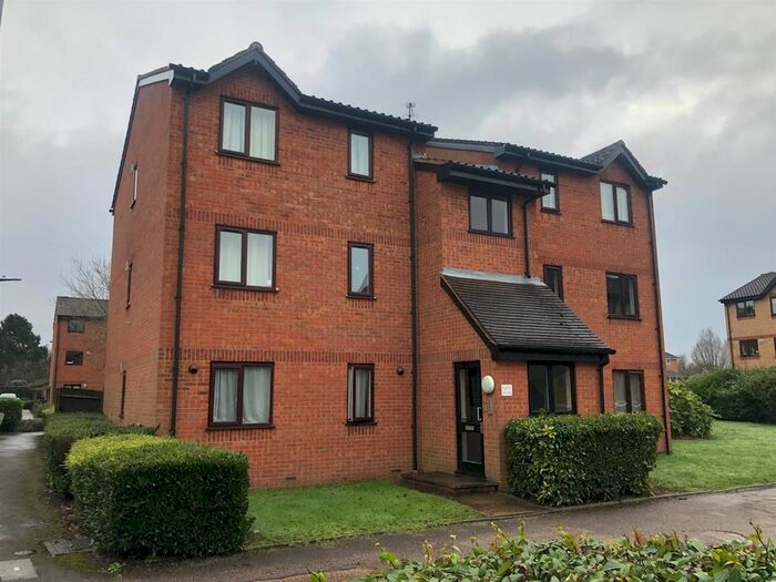 2 Bedroom Flat To Rent In Courtlands Close, Watford WD24