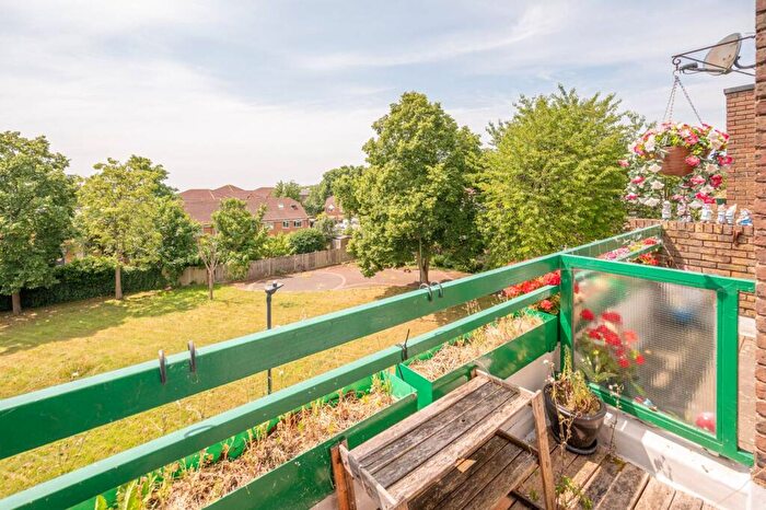 1 Bedroom Flat To Rent In Midwood Close, Dollis Hill, London, NW2