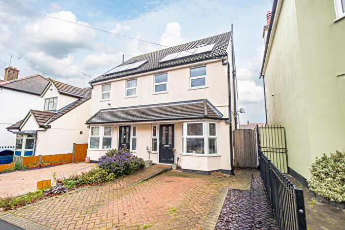 3 Bedroom Semi Detached House For Sale In Westminster Drive, Westcliff-on-sea, SS0