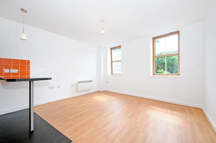 1 Bedroom Flat To Rent In Hendre Road, Walworth, London, SE1