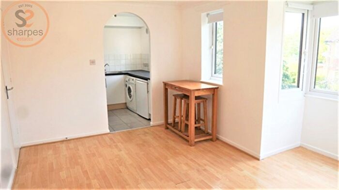 1 Bedroom Flat To Rent In North Road, Wimbledon, London, SW19