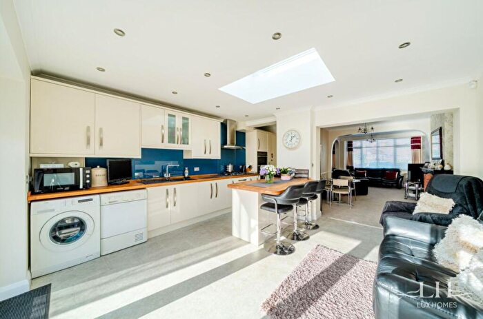 3 Bedroom Terraced House For Sale In Milton Avenue, Hornchurch, RM12