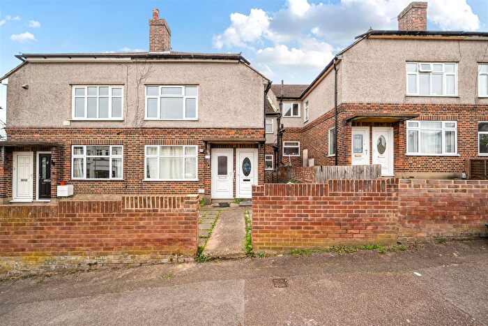 2 Bedroom Maisonette For Sale In Chiltern Drive, Surbiton, KT5