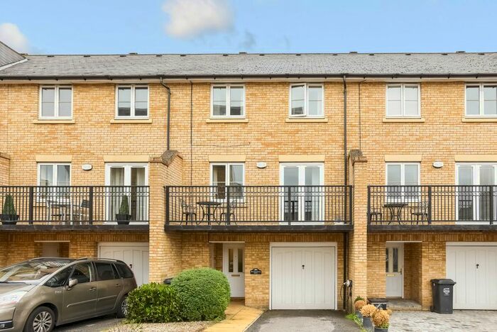 4 Bedroom Town House To Rent In Sandringham Drive, Dartford, DA2