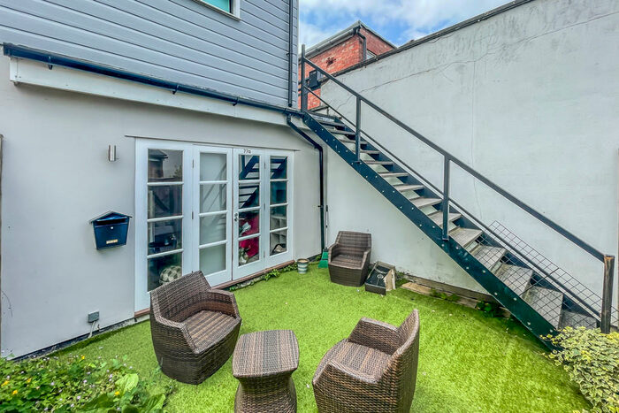 1 Bedroom Ground Flat To Rent In Queens Road, Weybridge, KT13