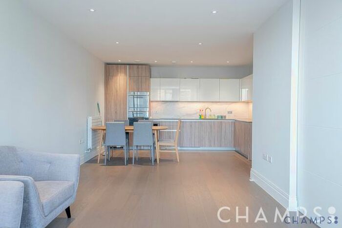 3 Bedroom Flat To Rent In Hamond Court, Queenshurst Square, Kingston, KT2