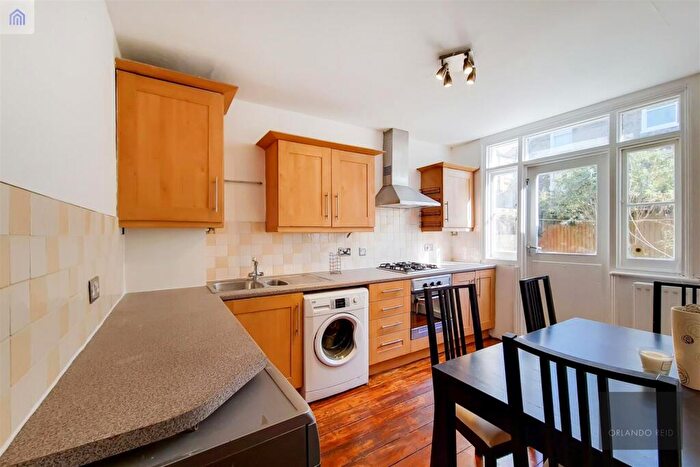 1 Bedroom Apartment For Sale In Thirsk Road, Battersea, SW11