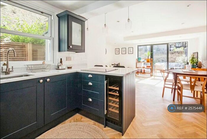 2 Bedroom Flat To Rent In Lysias Road, London, SW12