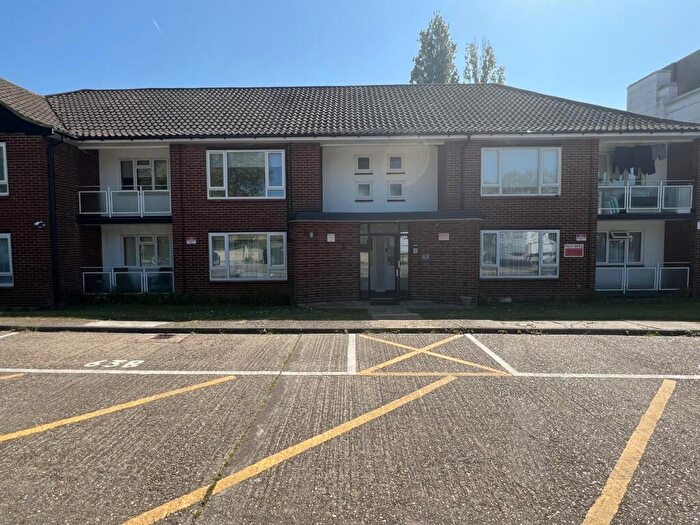 2 Bedroom Flat To Rent In Woodford Road, E18